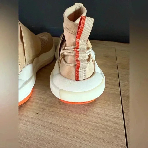 NWOT • Sorel Women's Explorer Defy Mid Shoe • size 8 - Picture 4 of 7